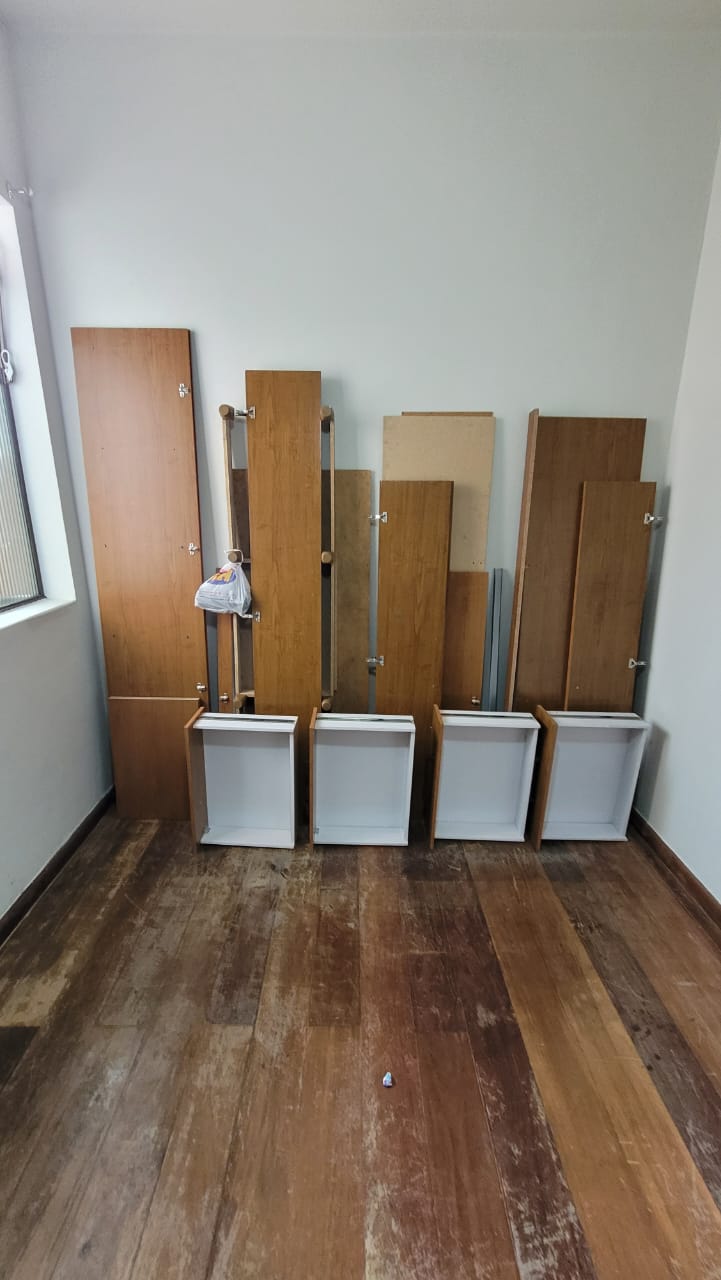 Trabalho de montagem de guarda-roupa finalizado